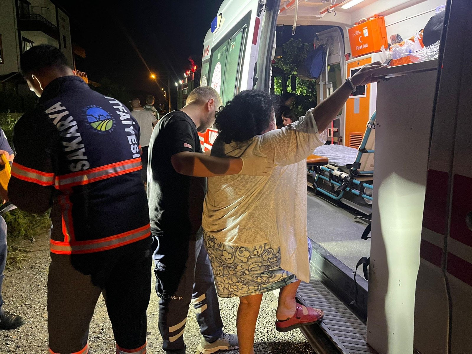 Diken Uçları Toplarken Düşen Kadına Yardım