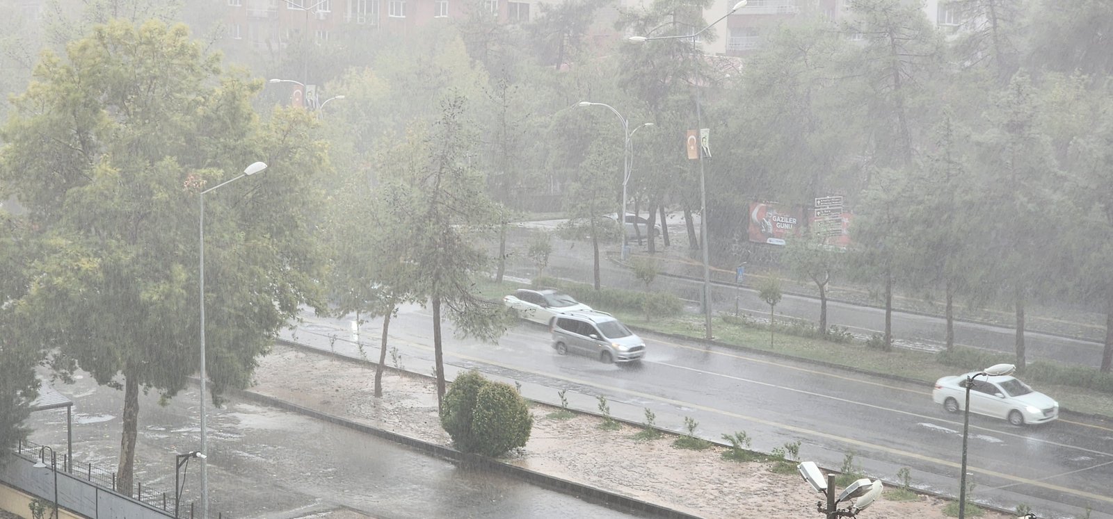 Diyarbakır'da Şiddetli Yağış ve Dolu Hayatı Olumsuz Etkiledi