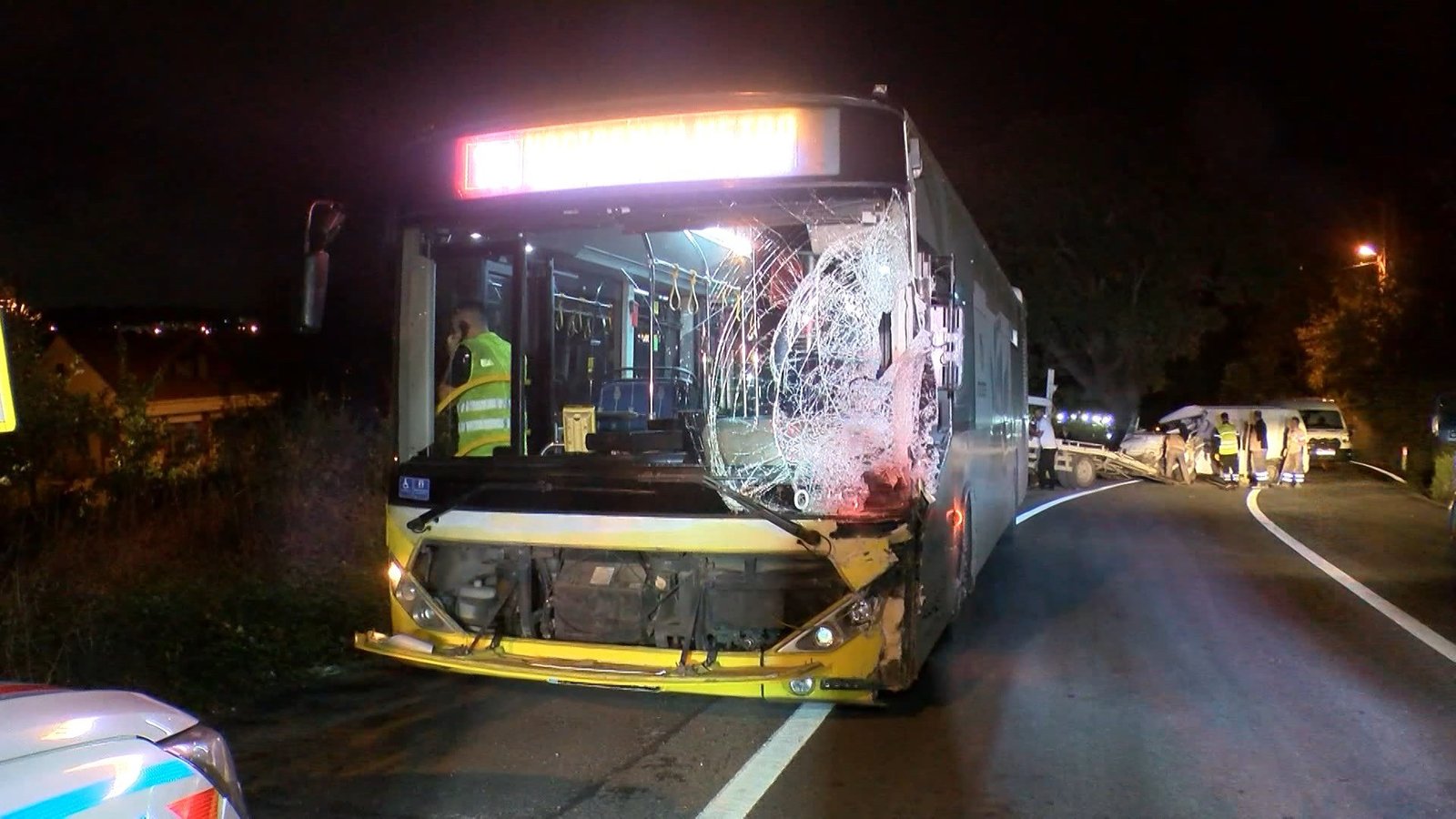 Kumköy Mahallesi'nde Trafik Kazası: Minibüs ve Araç Çarpıştı