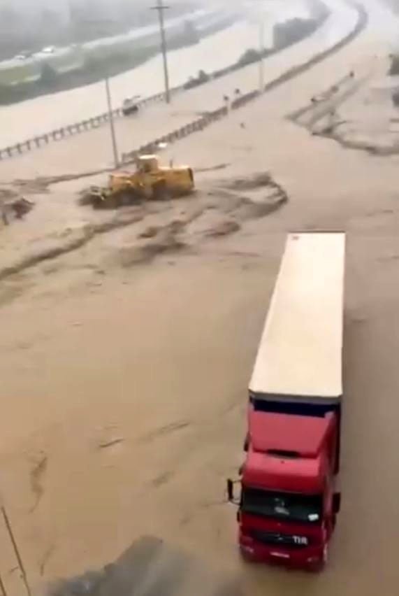 Trabzon'da Sağanak Yağış Hayatı Olumsuz Etkiledi