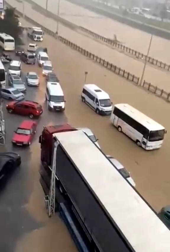 Trabzon'da Sağanak Yağış Etkileri: Hayat Durma Noktasına Geldi