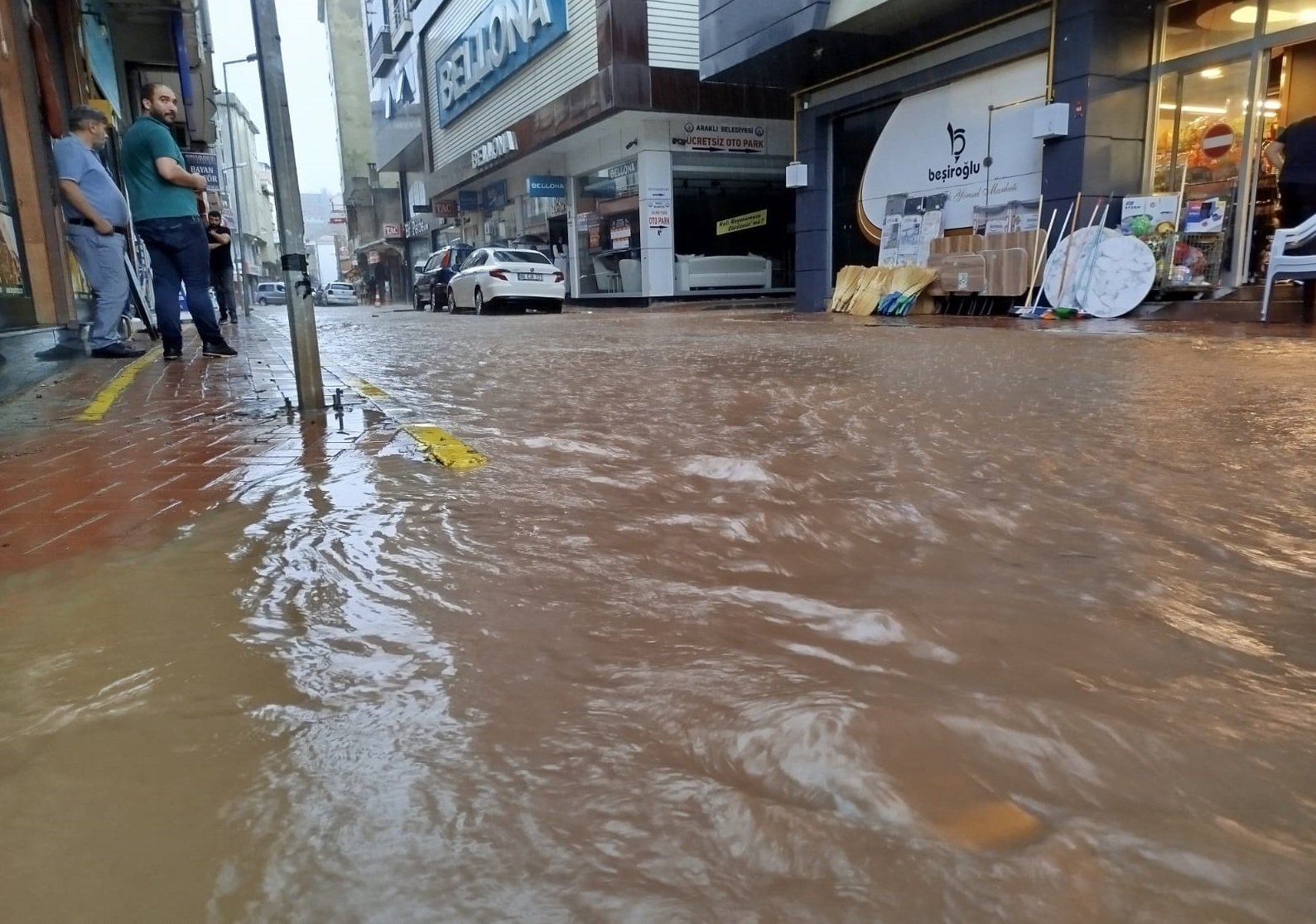 Trabzon'da Sağanak Yağış Etkileri: Hayat Durma Noktasına Geldi