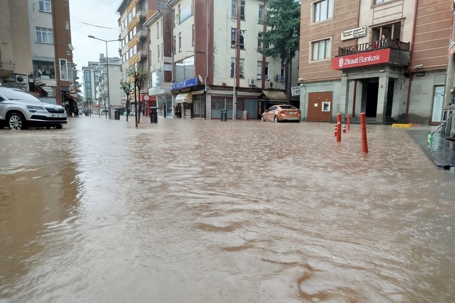 Trabzon'da Sağanak Yağış Etkileri: Hayat Durma Noktasına Geldi