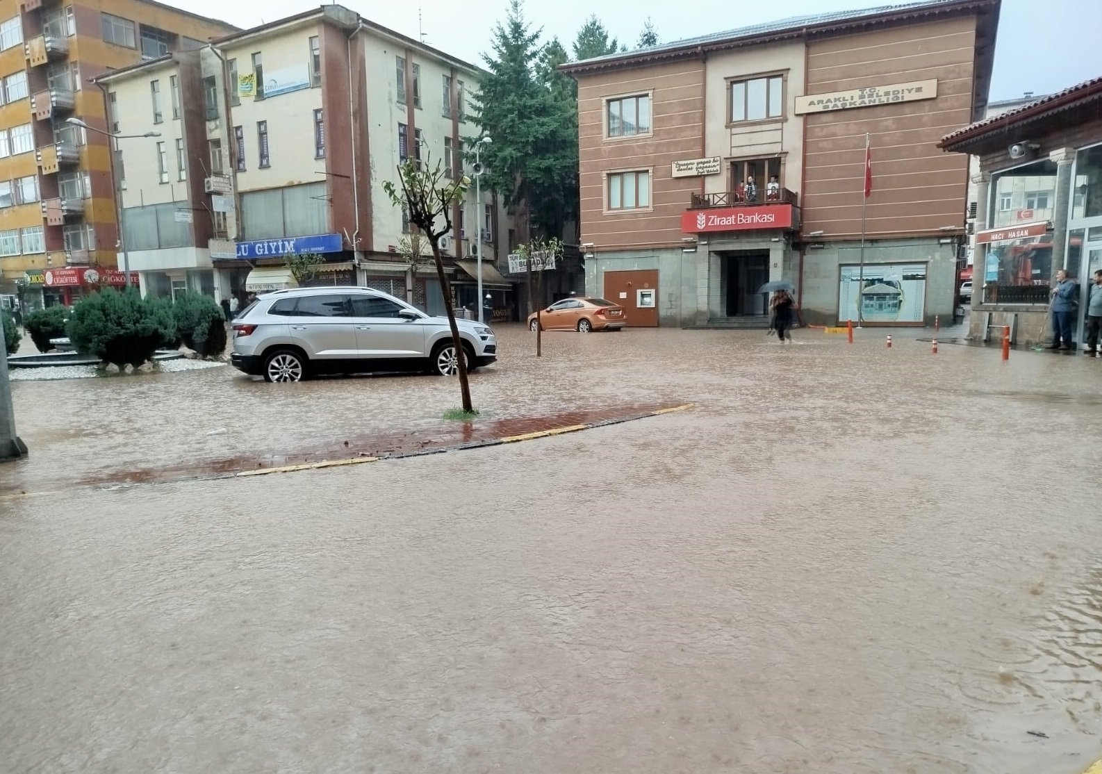Trabzon'da Sağanak Yağış Etkileri: Hayat Durma Noktasına Geldi